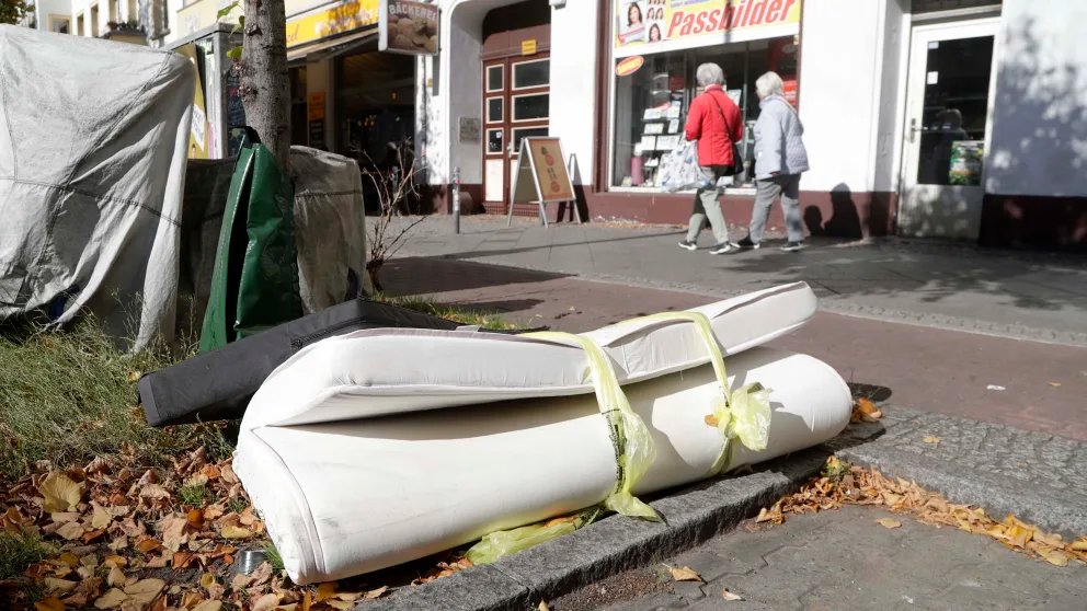 DEuutiset's tweet photo. Tyypillisiä näkymiä saksalaisista suurkaupungeista
#roskaaminen #graffitit 🇩🇪
https://t.co/xygm4Wl1f8 https://t.co/UPW5cgpcm1