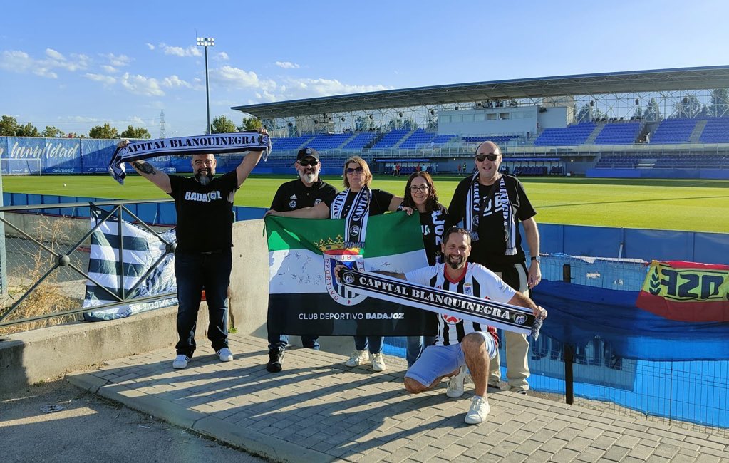 ⛔️¿No hay venta de entradas visitantes?

¡A estos locos les da igual! 🤪 Desde fuera. 

#BenditaLocura #NuncaSolos #AficiónDePrimera #GRACIAS