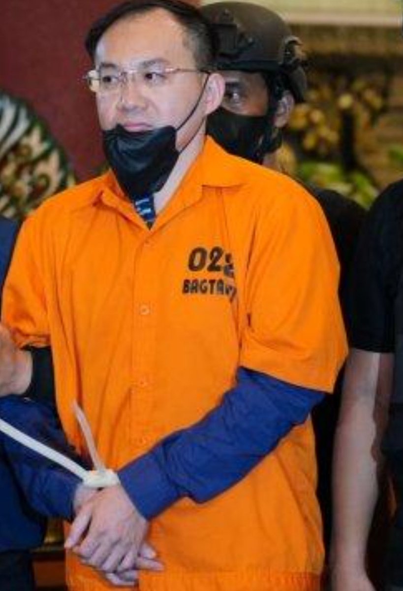 sutanmangara's tweet photo. Kayaknya ini KADRUN  ??
Lihatlah brewokan, kurasa lahir di Arab. 

Menunggu komentar :
1. BuzzeRp
2. Cebong Ubur2
3. Cebong Kullup (CebKul)
4. Berudu Darat.
5. Jelankung https://t.co/KeiPfCRPbG