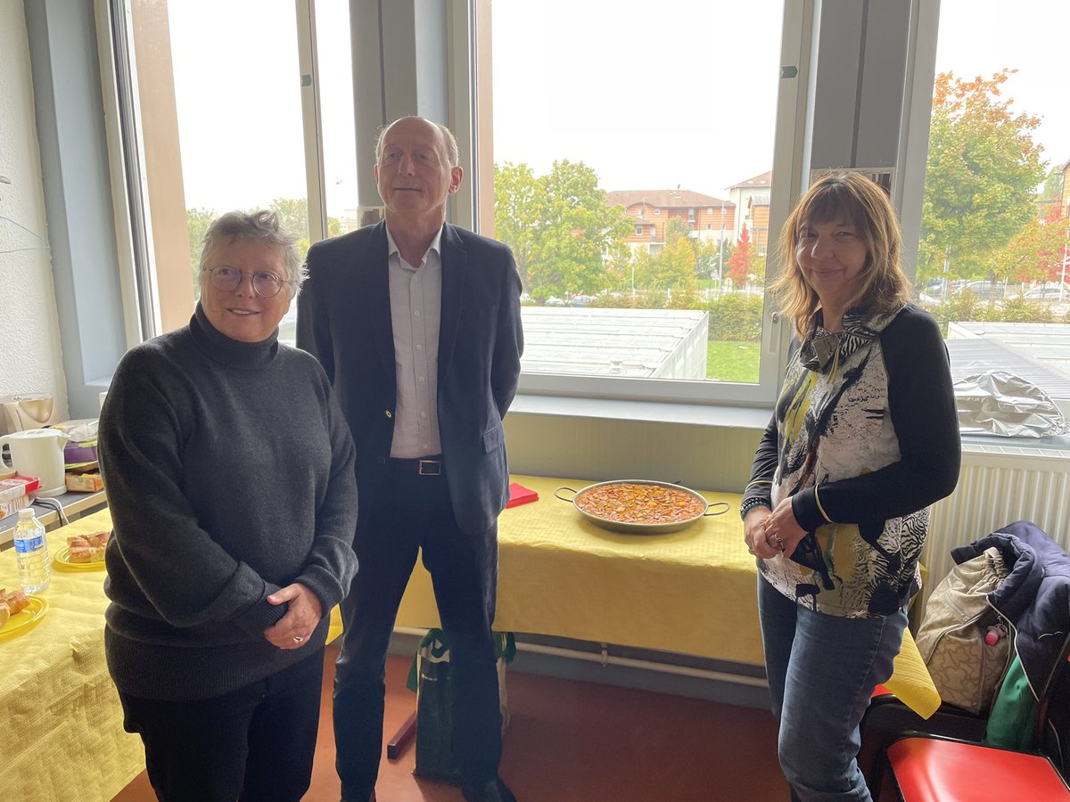 SIEFerney's tweet photo. Paella en el@despacho de la sección. M le proviseur et Mme la Proviseur adjointe du collège. Le 12 octobre. https://t.co/VF3GzucHZk