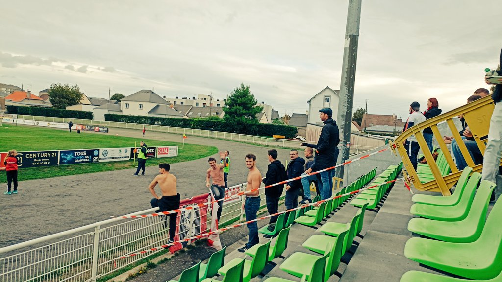 tiphonB's tweet photo. Ils sont pas très nombreux pour défendre la cité aux 100 clochers mais on les entend bien les @CulsRouges 👹😀 https://t.co/hLnXJWWeAP