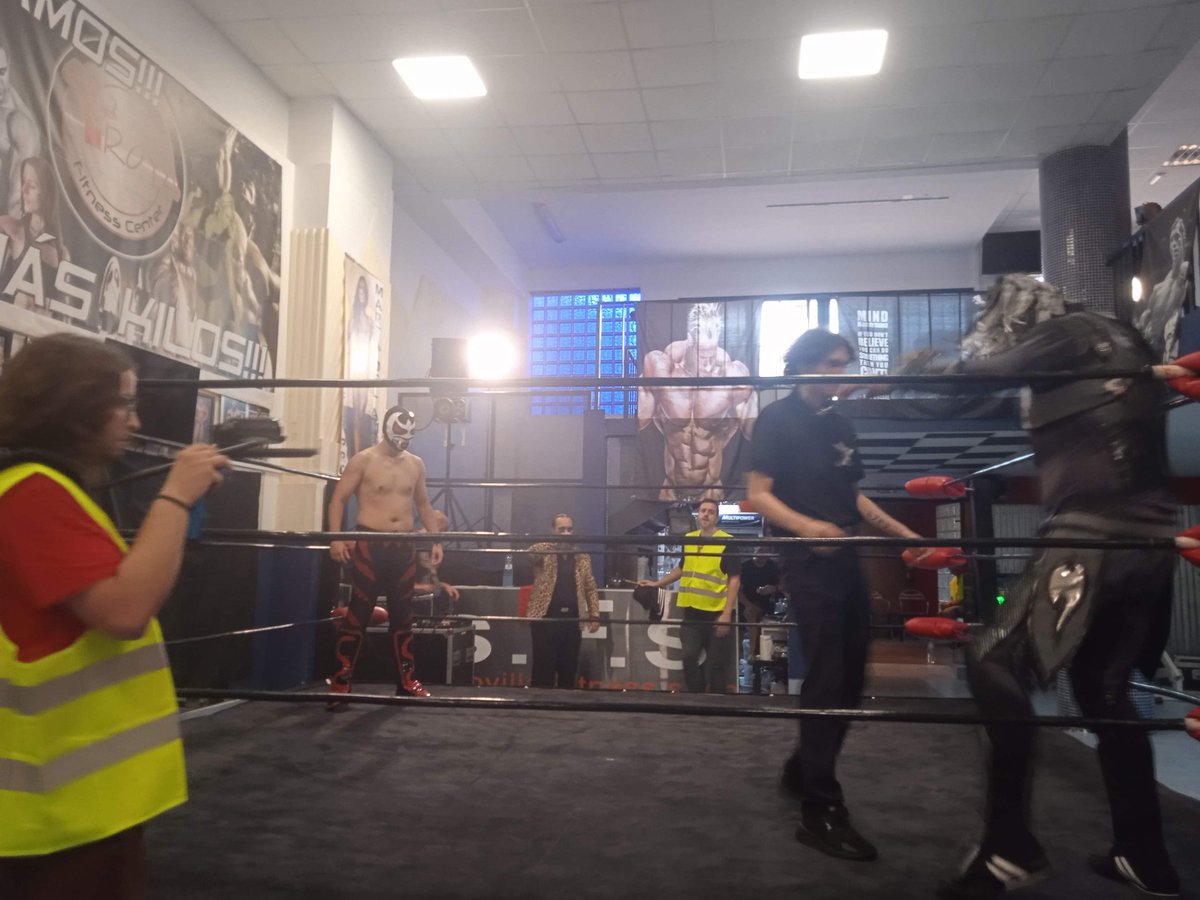 A_del_W's tweet photo. Para el tercer combate de la tarde, tenemos duelo de enmascarados con Sangre vs Tenebroso Jr. @UPWcalpe https://t.co/oy3qn6O37T