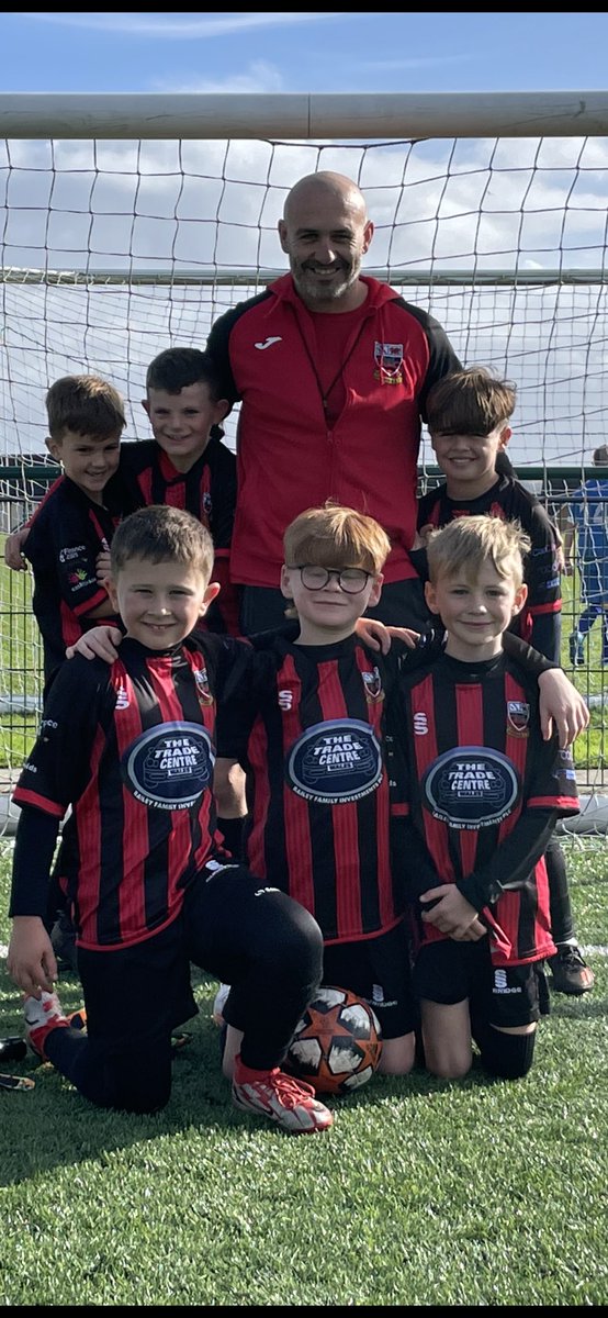 Great morning of football thanks for the visit <a href="/MikeDoyleComedy/">Mike Doyle</a> 🔴⚫️⚽️