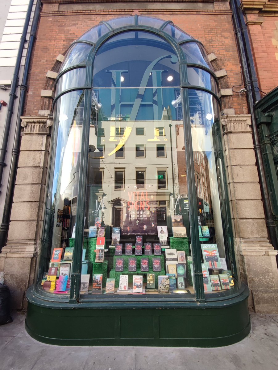 _LukeO's tweet image. Congrats @thekickart. Hodges Figgis on Dawson Street 🙌🏽 Unreal 🟣🟡