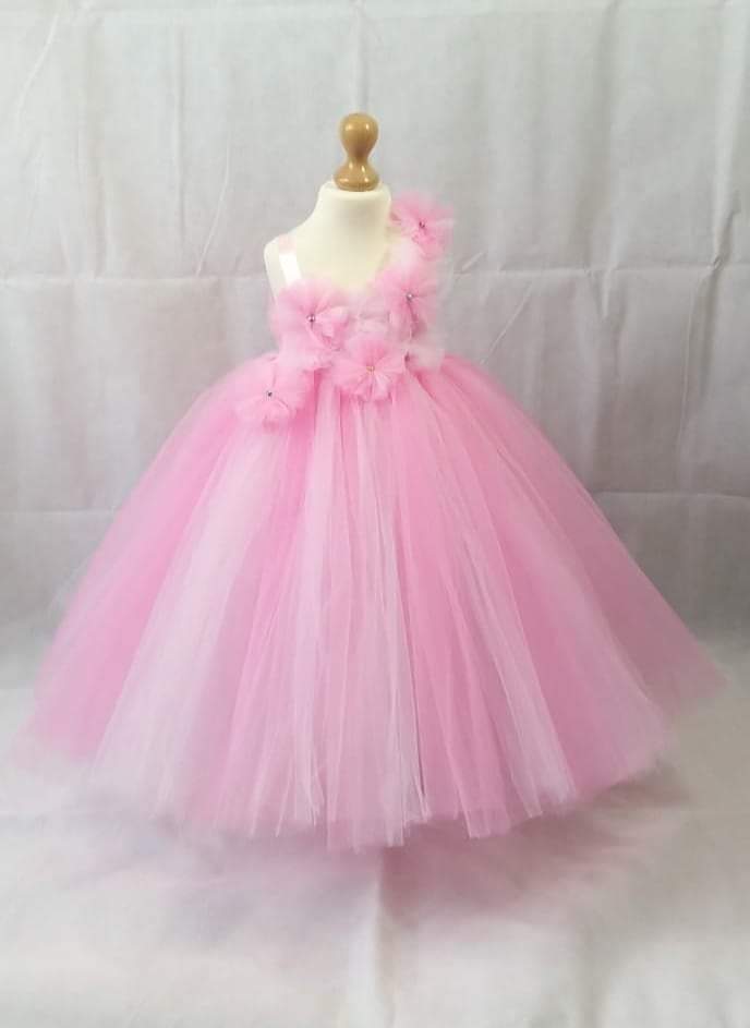 BoutiqueTulle's tweet photo. Beautiful 3 Tone Pink Tutu Dress

This stunning tutu dress has been made with 3 layers of top quality soft tulle, with a high waistline in a 3 tone pink, tulle flowers &amp; a big beautiful bow.

Custom orders welcome

https://t.co/lqVaff8Ihs https://t.co/o7UOEr0CS4