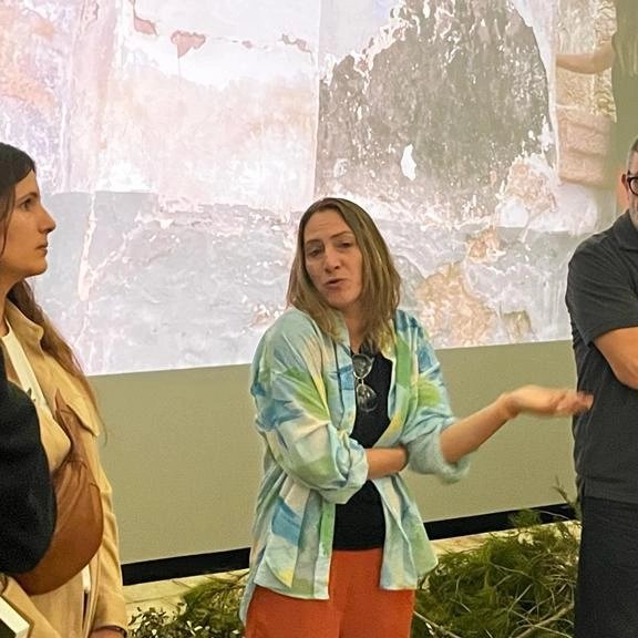 👉Quarta Parada de l'AVAN'02. Forcall. Hem pogut gaudir de l'Exposició 'BAF' de Miriam Isasi. També hem pogut compartir coneixement amb Rosa Cerarols geògrafa, antropòloga 
<a href="/peuuji/">PEU UJI</a> <a href="/lasinapsi/">rosa cerarols</a> <a href="/UJIuniversitat/">Universitat Jaume I</a> <a href="/Periferies1112/">Rafael Tormo Cuenca</a> #territori #patrimoni #cultura #SomUJI  <a href="/AjuntForcall/">AjuntamentForcall</a>