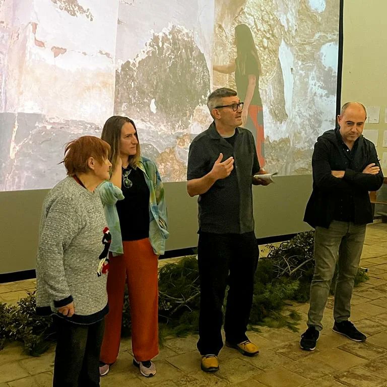 peuuji's tweet photo. 👉Quarta Parada de l'AVAN'02. Forcall. Hem pogut gaudir de l'Exposició 'BAF' de Miriam Isasi. També hem pogut compartir coneixement amb Rosa Cerarols geògrafa, antropòloga 
@peuuji @lasinapsi @UJIuniversitat @Periferies1112 #territori #patrimoni #cultura #SomUJI  @AjuntForcall https://t.co/dSHBfKT3MS