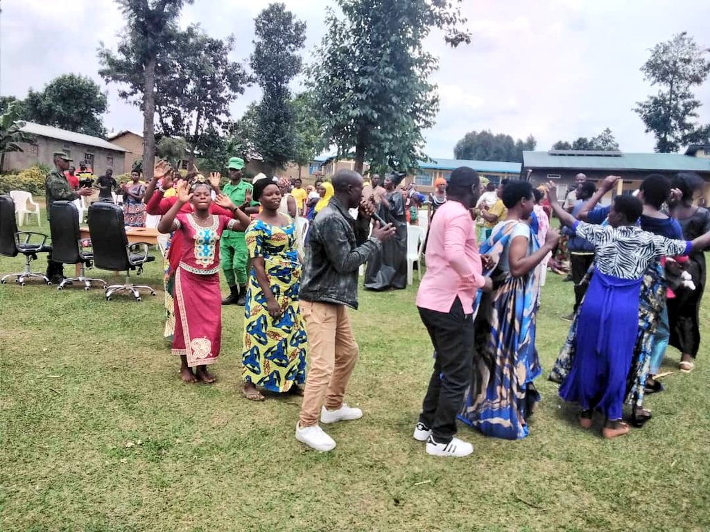 CyanzarweSector's tweet photo. Umunyamabanga Nshingwabikorwa w'Umurenge yasabye imiryango kubana mu  mahoro n' ubwumvikane,bagasezerana byemewe n'amategeko.Ababyeyi bibukijwe kwita ku bana babarinda igwingira n'isuku, no kudata ishuri kugira ngo bazabe abaturage bashoboye. @RwandaLocalGov @kambogo1 https://t.co/BY8dJ4IJGX