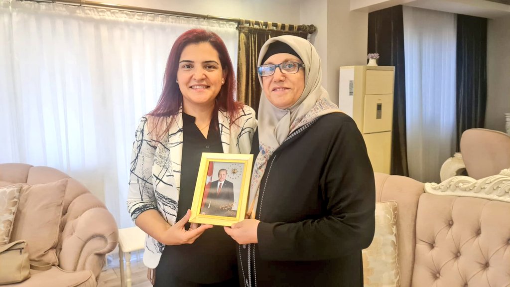 akkadin_hatay's tweet photo. 📍Antakya

Ankara'da gerçekleştirilen Kuruluştan Günümüze İl Kadın Kolları Vefa Toplantısı'na sağlık problemi sebebiyle katılamayan, Kurucu İl Kadın Kolları Başkanımız Gülümser AYDIN'a, Cumhurbaşkanımız @RTErdogan'ın hediyesini takdim ettik

Birlik ve beraberliğimiz daim olsun 💐 https://t.co/IoECPU7Jet