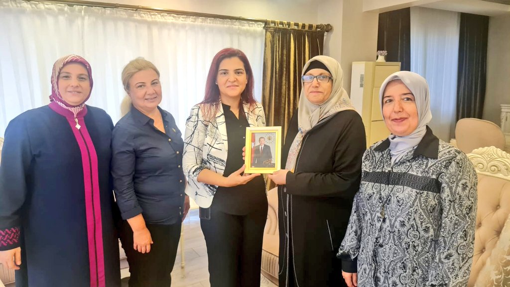 akkadin_hatay's tweet photo. 📍Antakya

Ankara'da gerçekleştirilen Kuruluştan Günümüze İl Kadın Kolları Vefa Toplantısı'na sağlık problemi sebebiyle katılamayan, Kurucu İl Kadın Kolları Başkanımız Gülümser AYDIN'a, Cumhurbaşkanımız @RTErdogan'ın hediyesini takdim ettik

Birlik ve beraberliğimiz daim olsun 💐 https://t.co/IoECPU7Jet