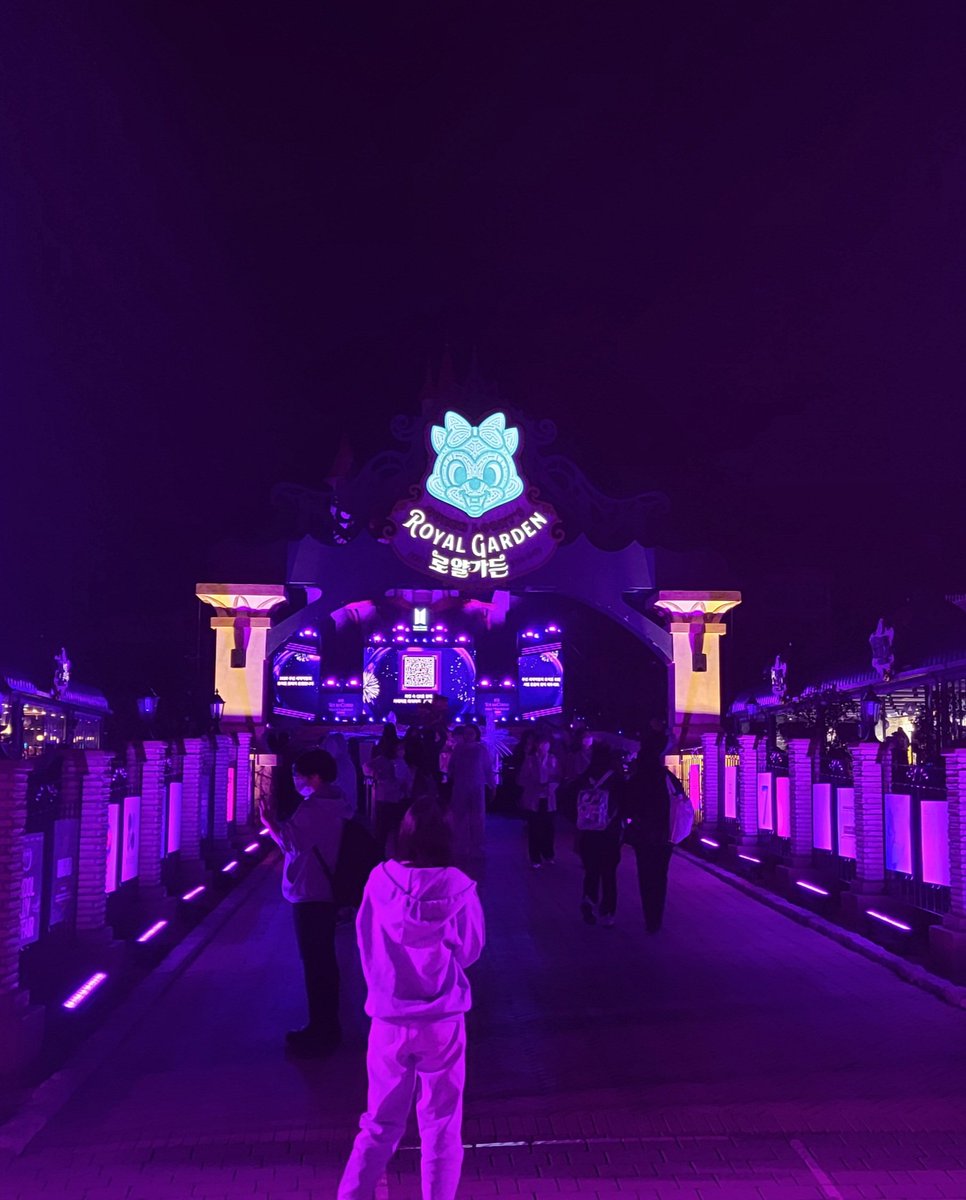 BTS afterparty at Lotte World 🥰
#lotteworld #PurpleLightsUp #AfterParty
