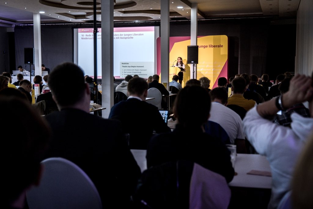 Heute: Rund 40 JuLis in der Aussprache. Das Wahlergebnis der #fdp kann nicht ausschließlich auf die bundespolitische Lage geschoben werden. Auch eine einseitige Themensetzung, die Zweitstimmenkampagne und weitere landespolitische Faktoren hatten einen Einfluss. <a href="/NadinZaya/">Nadin Zaya</a>