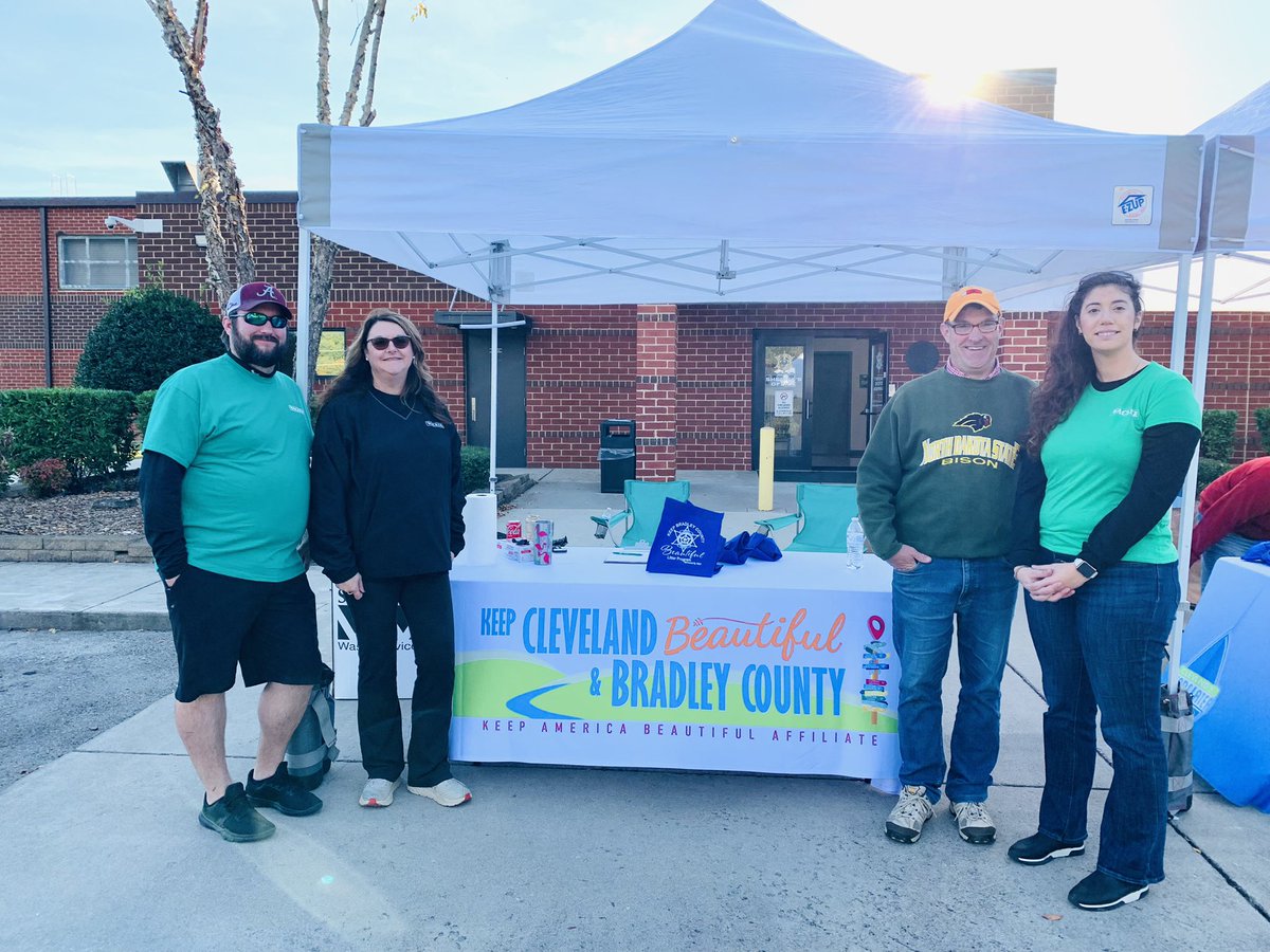 4evrBaseballMom's tweet photo. @WackerChemCorp Charleston team members volunteering at Bradley County Household Hazardous Waste Day. #WackerCares #KeepBradleyBeautiful https://t.co/a2viqaMgJV