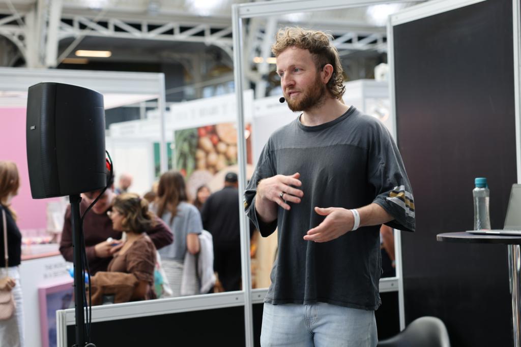 SustShow's tweet photo. Fantastic to have Douglas Mc Master at the show in our Chefs Corner! Let us know in the comments below if you managed to meet the fantastic chef!
#ecobrands #event #show #london #climateaction #sustainablepackaging #TheSustainabilityShow #SSLDn22 #SSLDN https://t.co/5s0m8WytC1