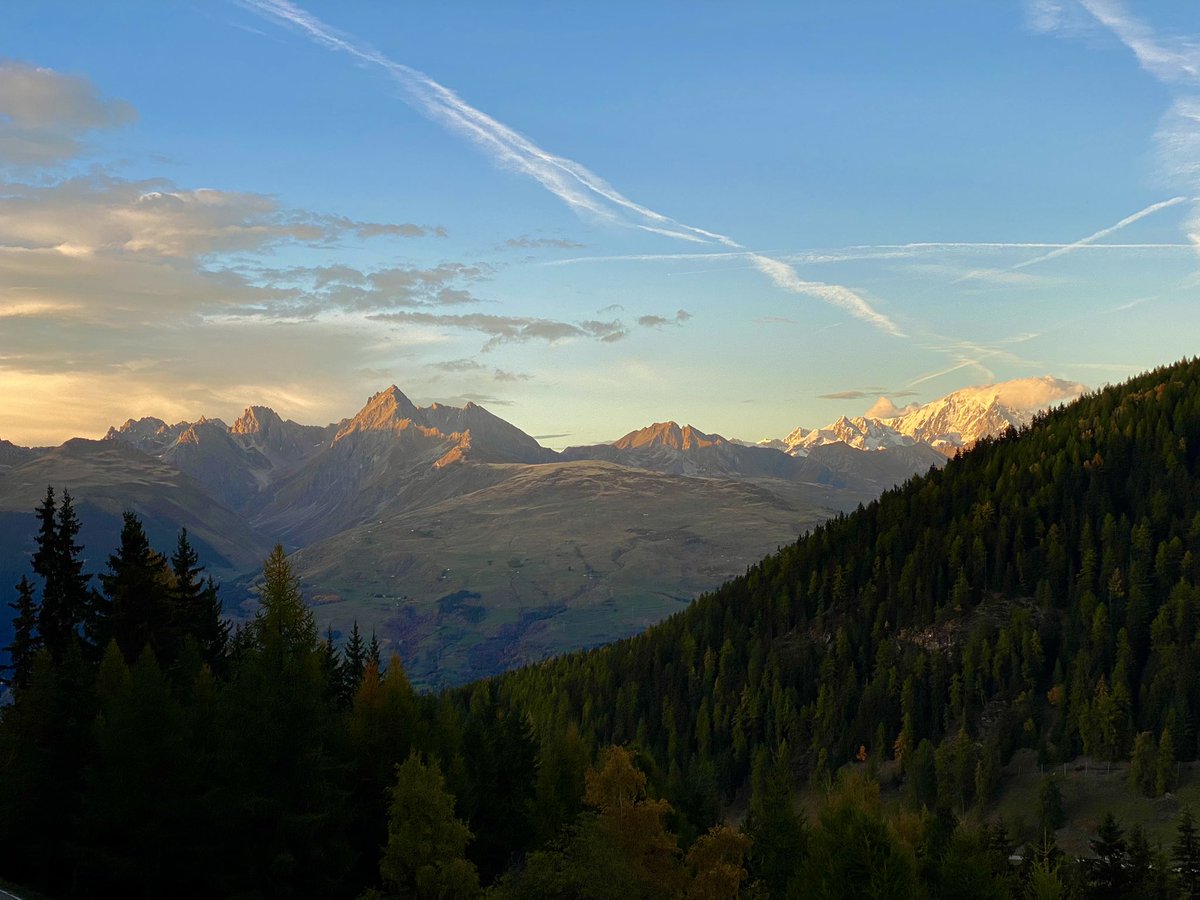 CreteCoteSki's tweet photo. Some view just never get boring! The view of Mont Blanc from #LaCabine #CreteCote bathed in the evening sun ☀️ 

@LaPlagne is simply beautiful 💙🤍❤️ https://t.co/l1nNUXy4qn