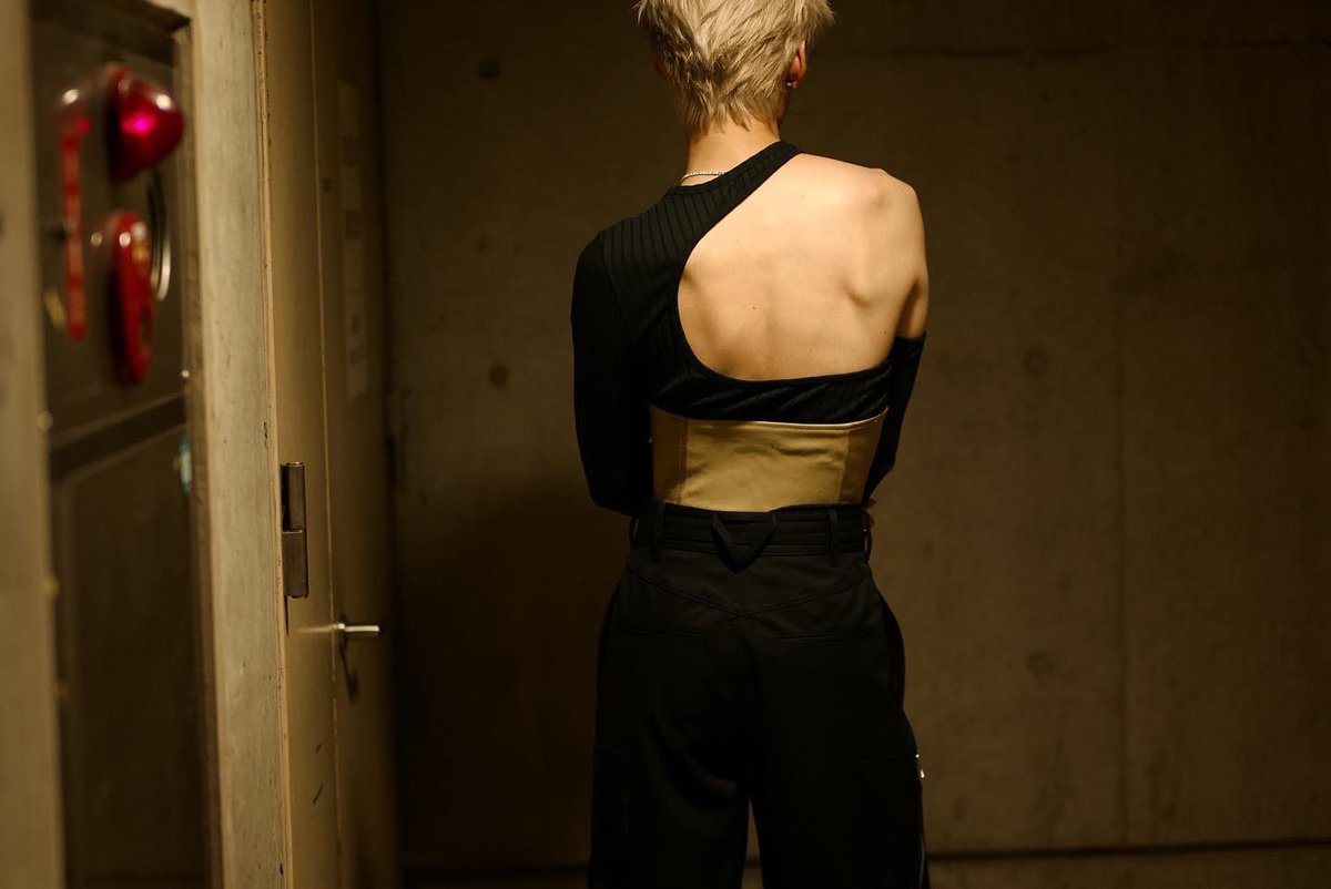 ppenmaekaa's tweet image. รู้สึกว่าแฟชั่นน้องพีพีเปลี่ยนไปเรื่อยๆ จริงๆ ช่วงนี้เหมือนน้องจะอินกับ acubi fashion ซึ่งก็คือการแต่งกายด้วยเสื้อผ้าเว้าแหว่งไม่สมมาตรหรือมีดีเทลเป็นพวกเชือกหรือตาข่ายซีทรู เน้นโทนเทาดำขาวหรือสีหม่นๆ และมีกลิ่นอาย Y2K หน่อยๆ