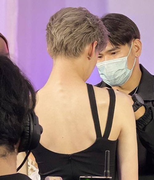 ppenmaekaa's tweet image. รู้สึกว่าแฟชั่นน้องพีพีเปลี่ยนไปเรื่อยๆ จริงๆ ช่วงนี้เหมือนน้องจะอินกับ acubi fashion ซึ่งก็คือการแต่งกายด้วยเสื้อผ้าเว้าแหว่งไม่สมมาตรหรือมีดีเทลเป็นพวกเชือกหรือตาข่ายซีทรู เน้นโทนเทาดำขาวหรือสีหม่นๆ และมีกลิ่นอาย Y2K หน่อยๆ