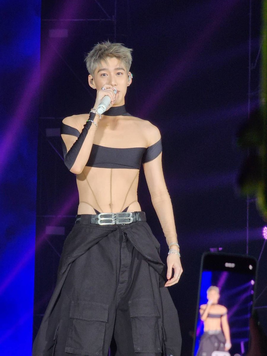 ppenmaekaa's tweet image. รู้สึกว่าแฟชั่นน้องพีพีเปลี่ยนไปเรื่อยๆ จริงๆ ช่วงนี้เหมือนน้องจะอินกับ acubi fashion ซึ่งก็คือการแต่งกายด้วยเสื้อผ้าเว้าแหว่งไม่สมมาตรหรือมีดีเทลเป็นพวกเชือกหรือตาข่ายซีทรู เน้นโทนเทาดำขาวหรือสีหม่นๆ และมีกลิ่นอาย Y2K หน่อยๆ