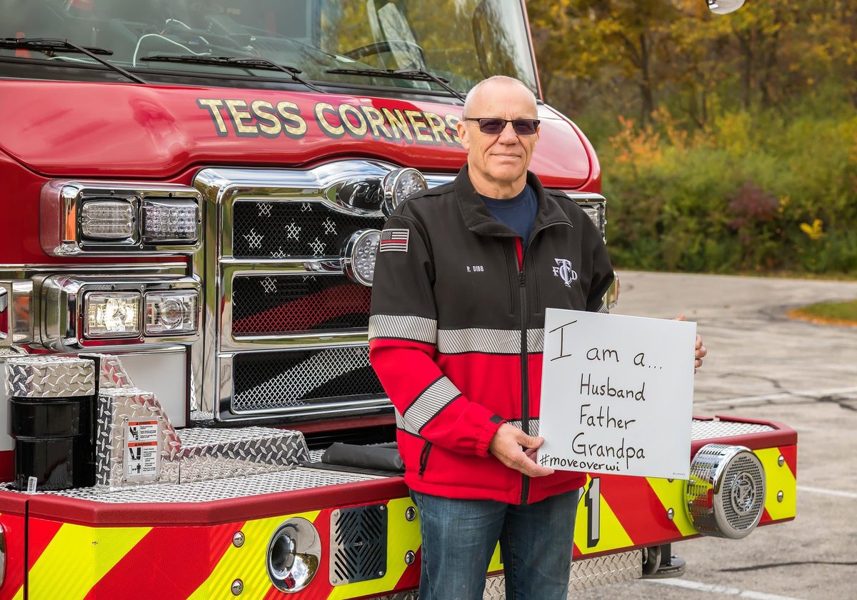 MuskegoPolice's tweet photo. 2/2 Law requires drivers to change lanes/slow down to provide a safety zone for squad cars, ambulances, fire trucks, tow trucks, utility vehicles, or highway maintenance vehicles that are stopped on the side of a road with their emergencing/warning lights flashing.🚨 #moveoverwi https://t.co/M26SX0FrD9
