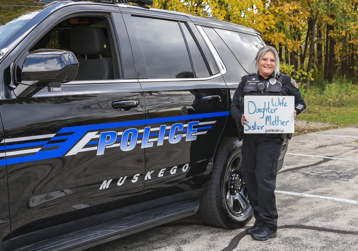 MuskegoPolice's tweet photo. 2/2 Law requires drivers to change lanes/slow down to provide a safety zone for squad cars, ambulances, fire trucks, tow trucks, utility vehicles, or highway maintenance vehicles that are stopped on the side of a road with their emergencing/warning lights flashing.🚨 #moveoverwi https://t.co/M26SX0FrD9