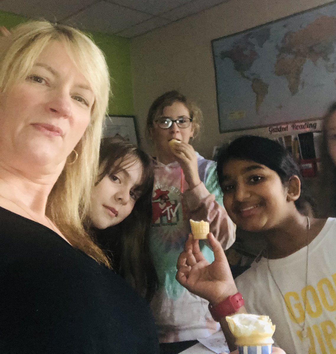 JenniferJLeeSt1's tweet image. It’s ice cream 🍦 Treat time🎈🎈@holyfamilyscho2 @SISNLESD @NLESDCA #Rewards #classfun #icecreamtreats