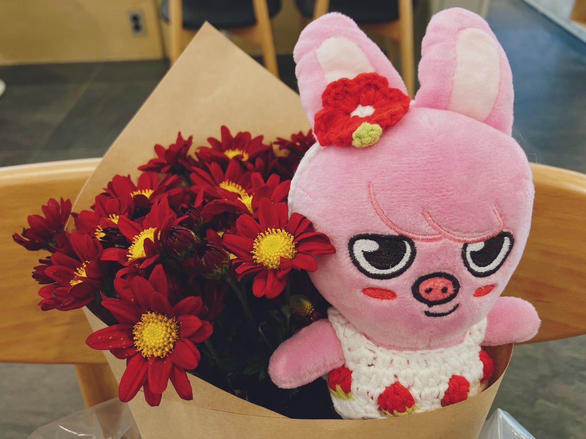 стэй проходила мимо цветочного магазина, и ей так понравился запах хризантем, которые напомнили ей о прекрасной осени, что она решила купить букет для чанбина, чтобы поделиться маленькой осенью с ним 🥹