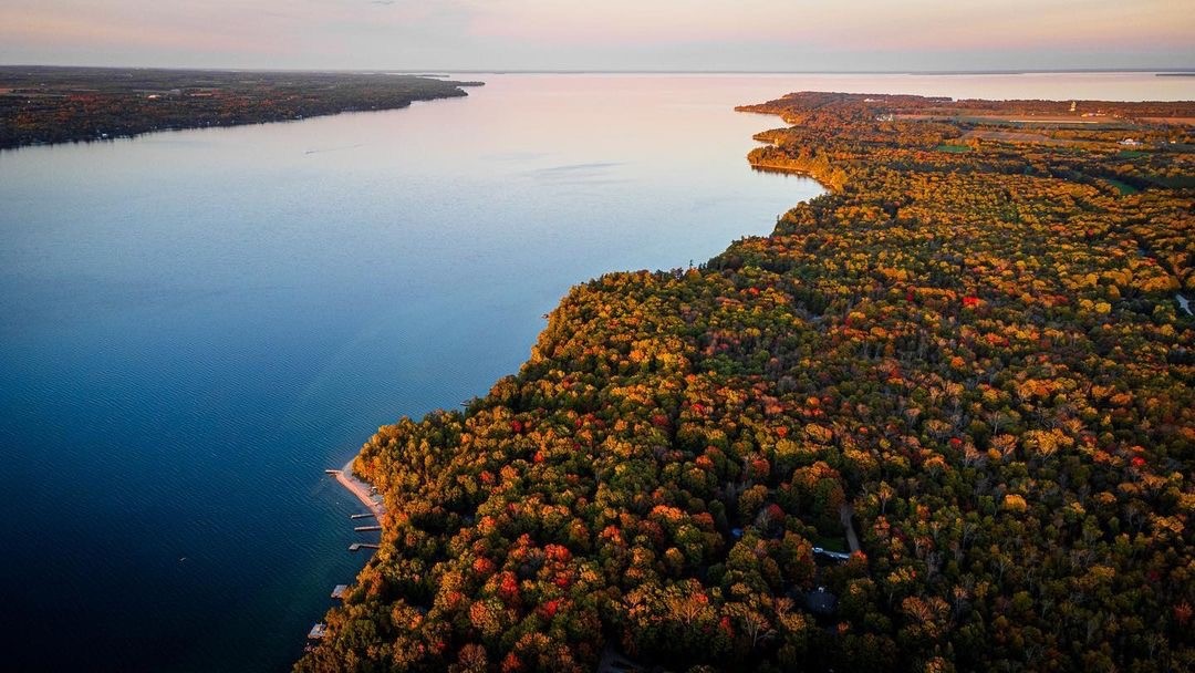 tourismbarrie's tweet photo. Planning to explore the Fall Colour this weekend? 🍂 There are so many incredible outdoor spaces in Barrie & the region to take in the beauty of October! https://t.co/aTeuIURF91.
📷: @Daniel_spence_photography What a view!😍
#barrieontario #explorebarrie #DiscoverON https://t.co/Pxx4s5OCNw