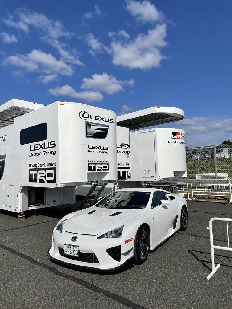 isaiah_kdhy's tweet photo. スーパー耐久の予選日！
わざわざ出てきて写真撮って頂いた坪井選手、とても優しくてイケメンでした！嫁さん大感激✨✨
坪井選手、CSI racingの皆さん決勝も頑張って下さい！！
#坪井翔
#CSIRacing
#スーパー耐久 https://t.co/jHlnjZG93n