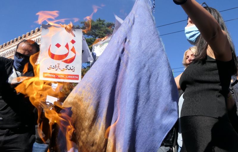 taslima nasreen on Twitter "Women burning hijabs in Iran. The most