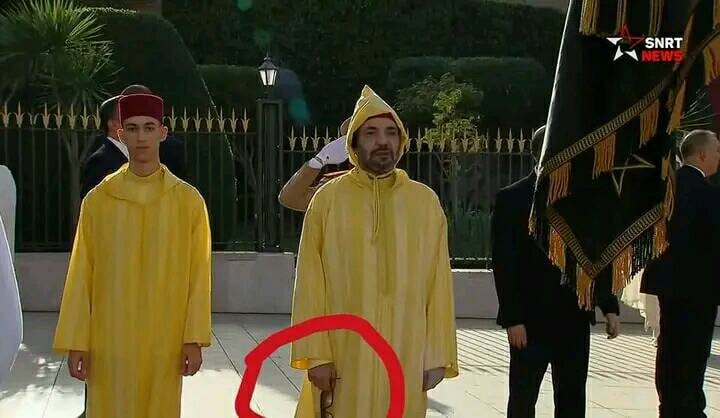 جلالة الملك محمد السادس👑 يعطي درسا في الوطنية و احترام رموز الأمة المغربية🇲🇦 بعد ازالته للنظارات الشمسية  خلال أداء النشيد الوطني احتراما وتقديرا للعلم الشريف.