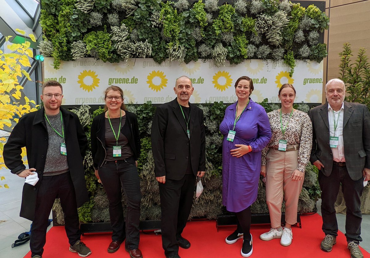 Krieg und Werte geleitete Aussenpolitik, Energiekrise und Klima, Transformation und Inflation, <a href="/Die_Gruenen/">BÜNDNIS 90/DIE GRÜNEN</a> nehmen GestaltungsVERANTWORTUNG ernst, macht es sich nicht leicht. Die Kreisdelegierten #RheinSieg mit <a href="/MoritzWaech/">Moritz Wächter 🇪🇺</a> <a href="/trashtiffy/">jasmin sowa-holderbaum</a> und <a href="/RichardRALFS/">Dr. Richard RALFS</a> mischen mit @  #BDK22