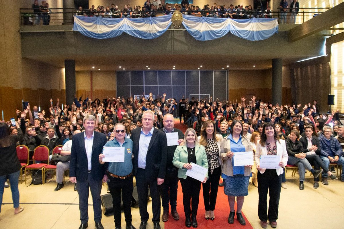 GranadosDulceOk's tweet photo. 🎒Junto al ministro @jaimeperczyk; el director nacional del @INETetp , #GerardoMarchesini y ante la presencia de cientos de estudiantes, directivos y docentes; entregamos los fondos del #ProgramaForjar del @EducacionAR https://t.co/UaRoCVGJkW