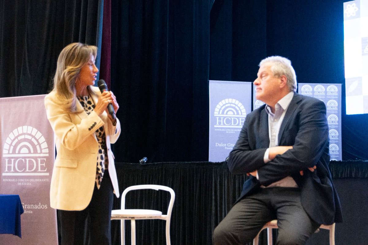 GranadosDulceOk's tweet photo. 🎒Junto al ministro @jaimeperczyk; el director nacional del @INETetp , #GerardoMarchesini y ante la presencia de cientos de estudiantes, directivos y docentes; entregamos los fondos del #ProgramaForjar del @EducacionAR https://t.co/UaRoCVGJkW