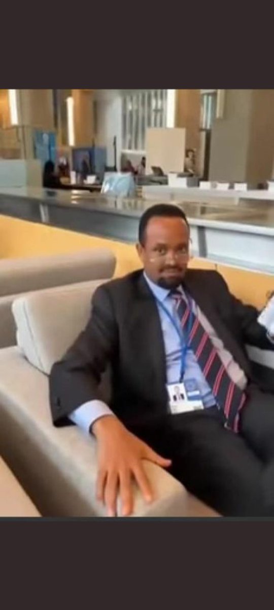 SintayehuWedaj1's tweet photo. አህመድ ሽዴ ጀግና የጀግና ልጅ ነው ሴትየዋን መንገድ ዳር ላይ ቁማ እንደምትጮህ መናከስ ግን እንደማትችል ውሻ ነው ያያት። አቤት confidence! አቦ የሠቀለውን እግሩን እንኳን አላወረደም።የገረመኝ ነገር ዱሮ ሲያስለቅሱ የነበሩት ዛሬ አልቃሽ ሲሆኑ!ጊዜ! https://t.co/oWGIlwB0Z2