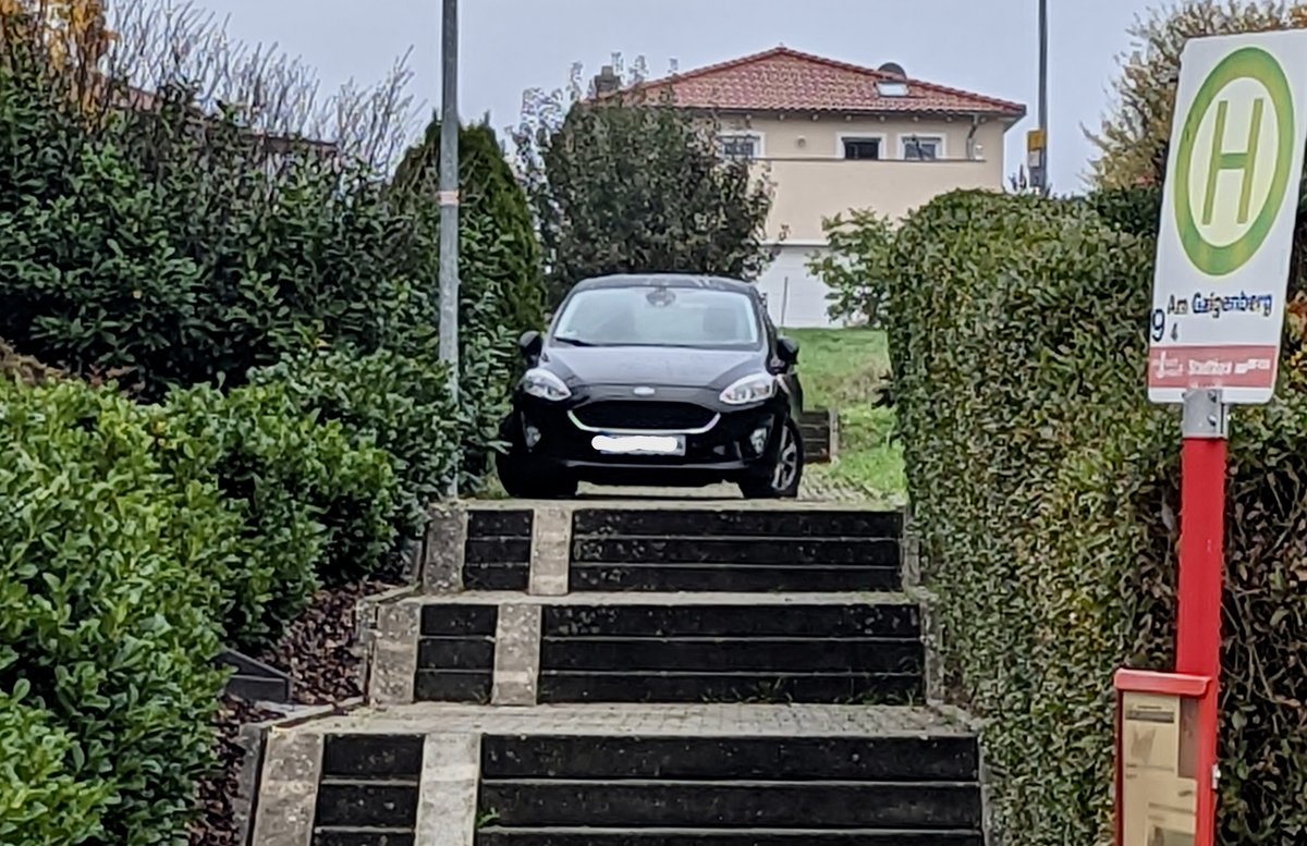 Navi sagt: Rechts! Autofahrerin fährt am Galgenberg über Stufen und Gehweg - northeim-jetzt.de/navi-sagt-rech… #northeim #nurinnortheim