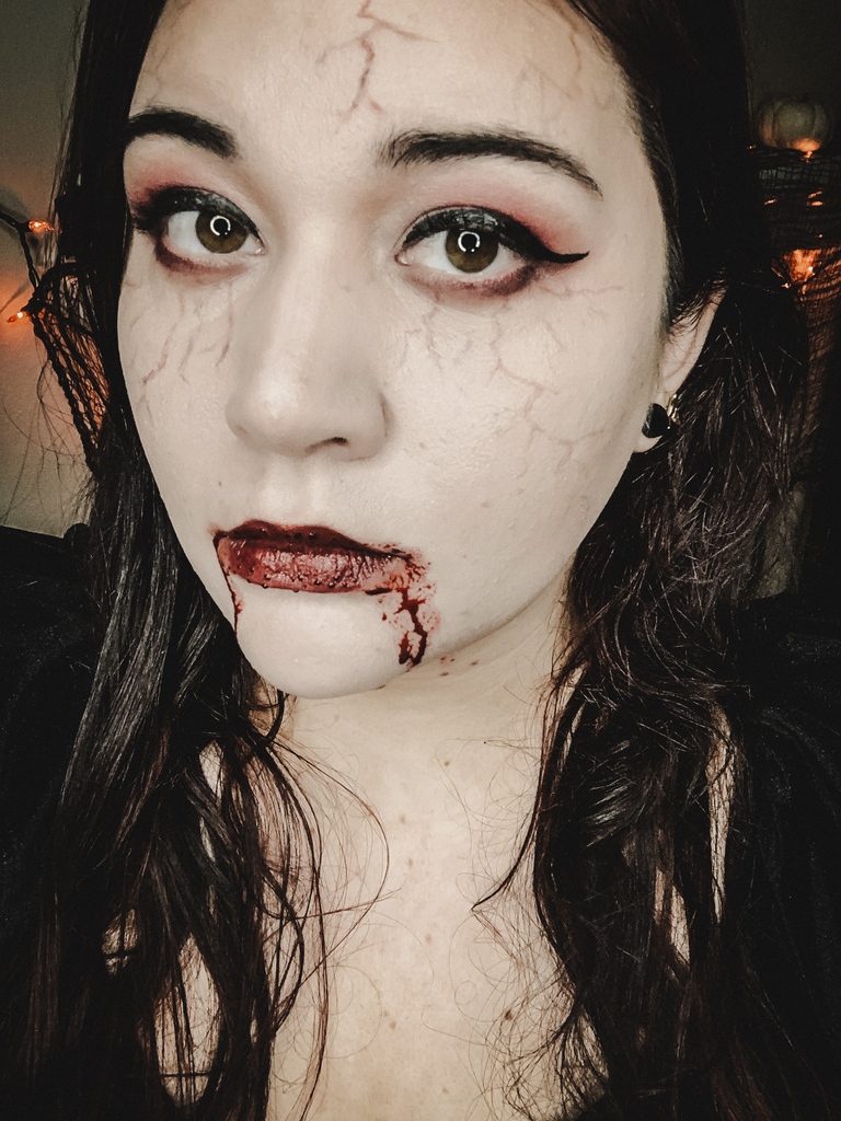 Easy Vampire Makeup Tutorial --> youtu.be/wnS_51UcYnM

#halloweenmakeup