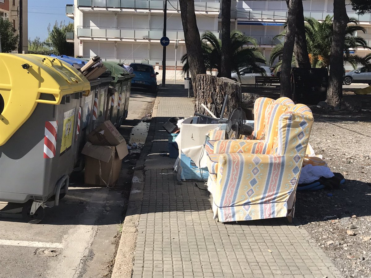 avelsgriells's tweet photo. Dissabte mati, tot continua igual, contenidors plens i mobles vells i objectes de tot tipus, sembla que aquesta setmana no hi ha hagut recollida, que fa l’Ajuntament? @avelsgriells @EMDlEstartit #griells #estartit #torroella #emporda #baixter https://t.co/Uk91sM6lkX