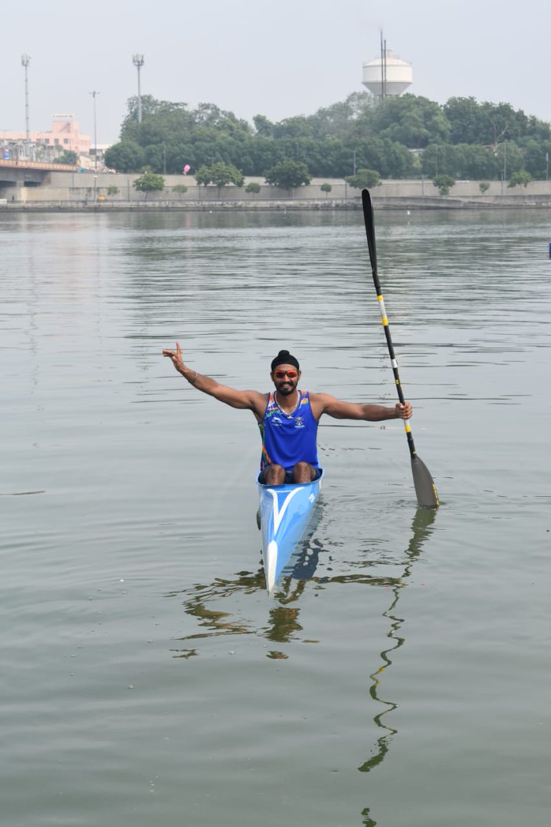 SWComd_IA's tweet photo. #LtGenASBhinder #ArmyCdr & all ranks #SaptaShakiCommand congratulates
Sapper Varinder Singh of #Mostini Regiment on Winning #Goldmedal π₯in Canoeing Sprint K1 1000m event in #36thNationalGames2022
#nationalgamesgujarat
#SarvadaAgraniSappers
@ikcaofficial
@adgpi
@PRODefRjsthn https://t.co/unqoGnwyJi