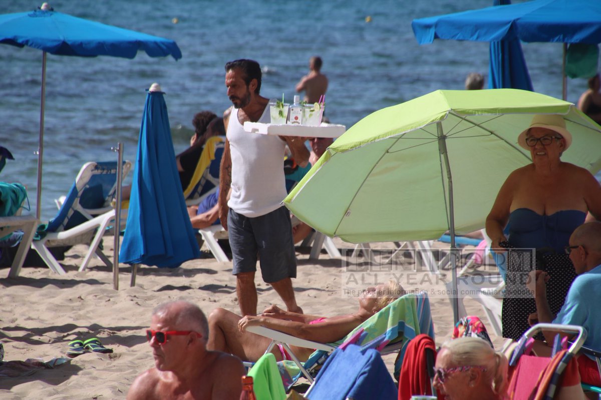 IrenaInBenidorm's tweet photo. Unbelievable … still at it on Levante beach. Two of them… this one sold all his within 5 minutes. At 5€ a pop no wonder they continue! #avoid #benidorm https://t.co/eOGOorqYLr