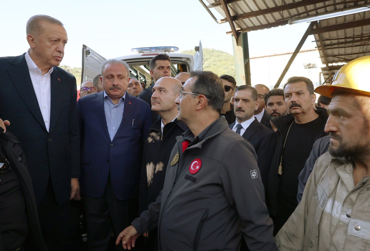 Akparti's tweet photo. Cumhurbaşkanımız Recep Tayyip Erdoğan, Bartın’ın Amasra ilçesinde patlama meydana gelen Türkiye Taşkömürü Kurumu (TTK) Amasra Müessese Müdürlüğü’ne bağlı maden ocağında incelemelerde bulundu. https://t.co/DpAPFncOHt