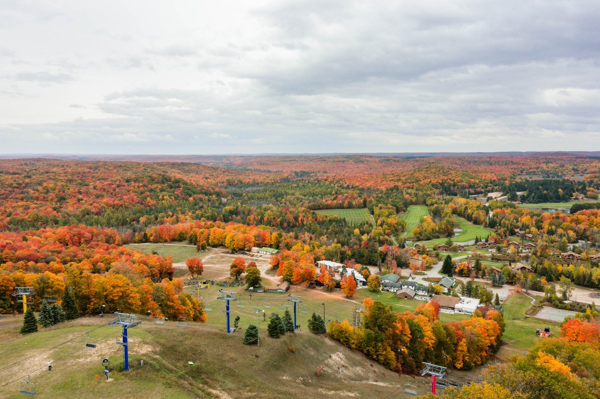 PureMichigan's tweet photo. #FallColorReport: Reds, oranges and yellows are at peak at @ShantyCreek. 🍁 #FallFilter #FallColors #PureMichigan https://t.co/hYfaZGMPf1