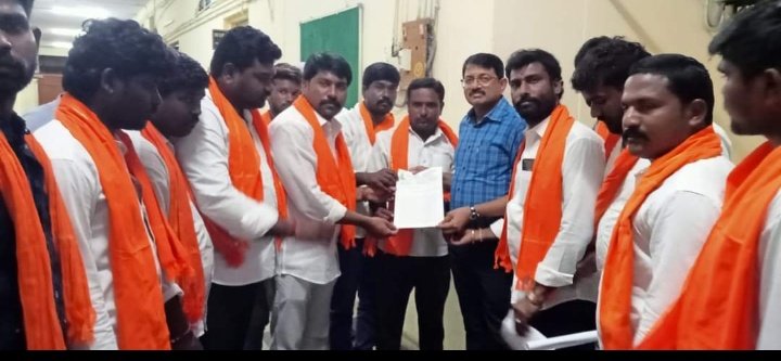 ApBoyaJac's tweet photo. వాల్మీకి బోయల ST పునరుద్దరణ కై ఈ నెల 2 తేదీ నుంచి విజయవాడలో సత్యాగ్రహ దీక్షకు పునుకున్న పెనుకొండ ఈశ్వరయ్య గారికి మద్దతుగా ఈ రోజు కర్నూల్ కలెక్టర్ ఆఫీస్ దెగ్గర నిరసన కార్యక్రమం చేపట్టి అనంతరం జిల్లా జాయింట్ కలెక్టర్ గారికి వినతి పత్రం అందజేసిన  ఆంధ్రప్రదేశ్ వాల్మీకి కమిటీసభ్యులు. https://t.co/pnJvD2as2W