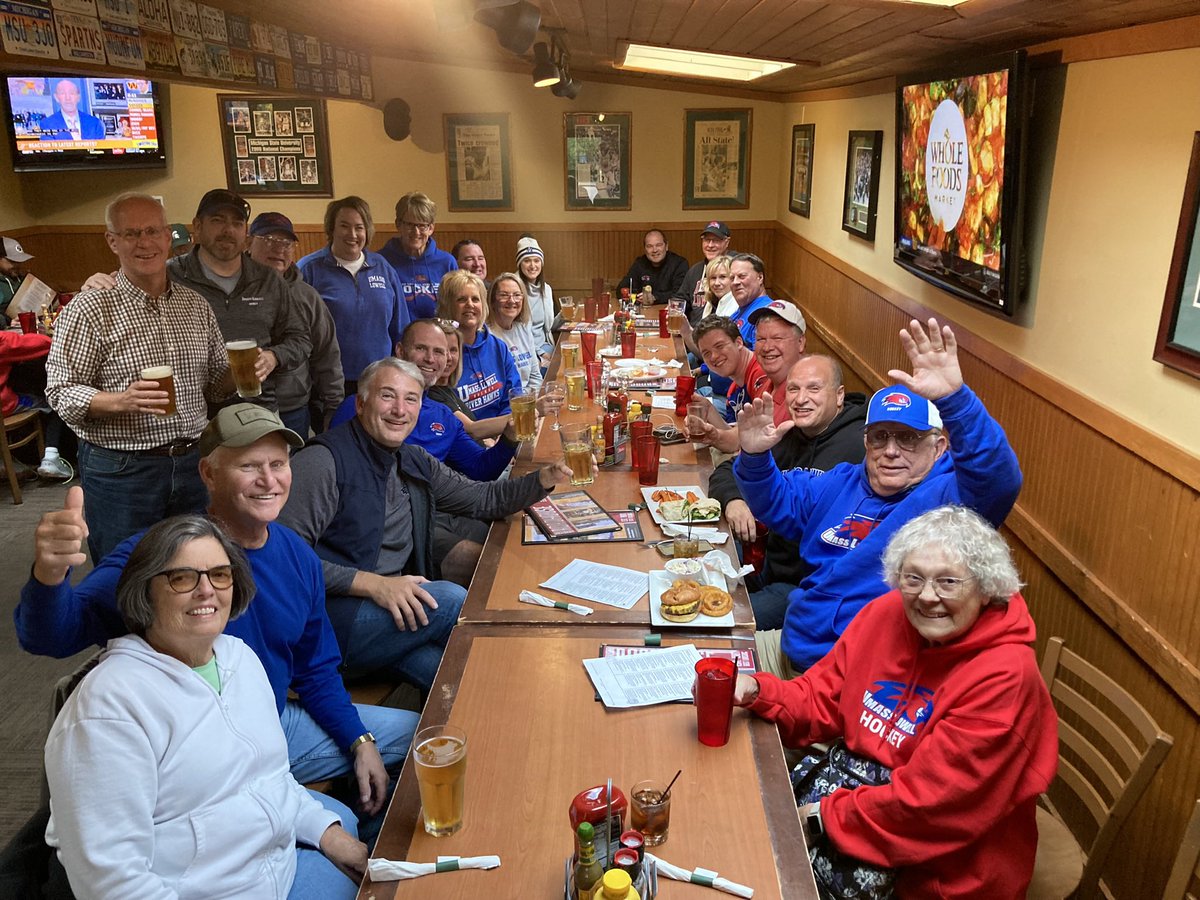 HMakrez's tweet photo. Love when our @UMLowellAlumni family comes together in other states to support the River Hawks! https://t.co/hJnrXpwGuQ