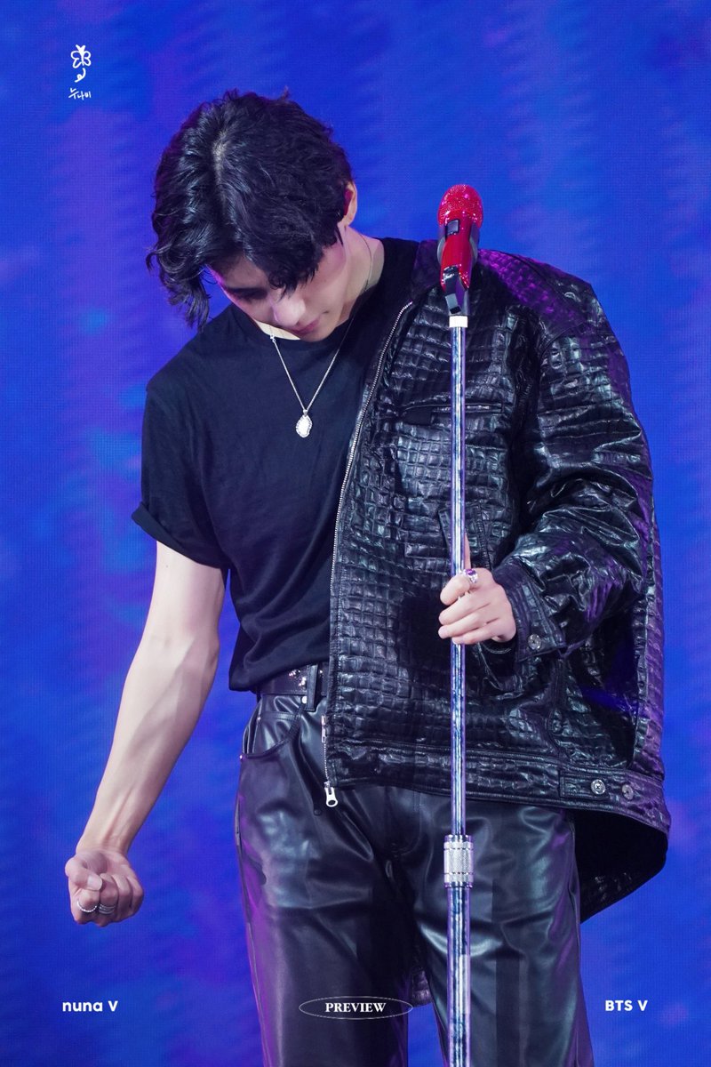 vanteficient's tweet photo. HIS ARM!!?? https://t.co/Dr9bGzdK55