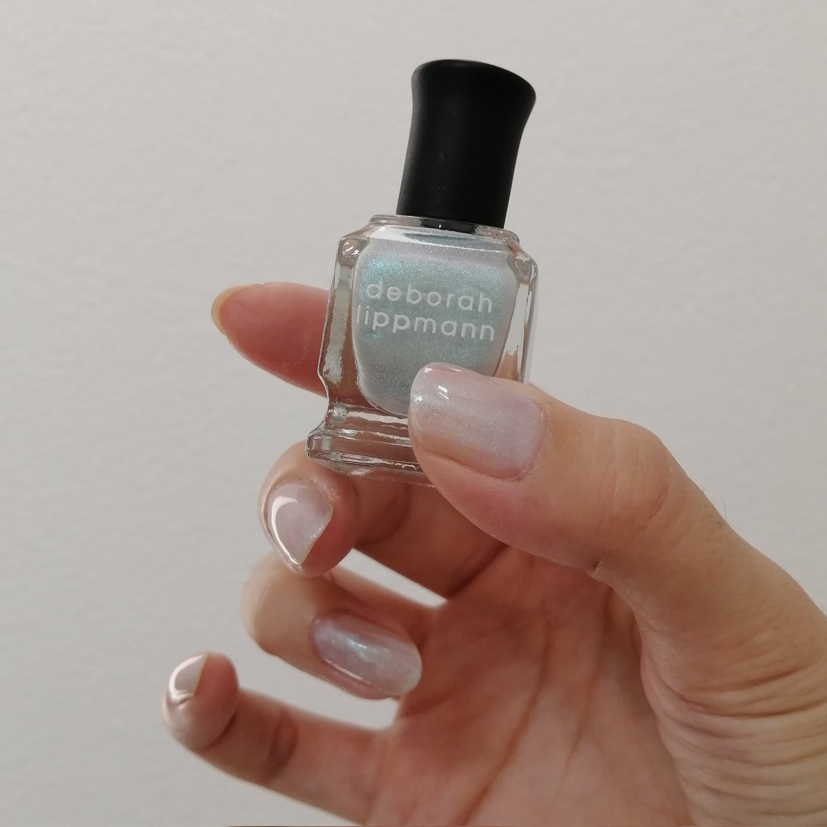polishpond's tweet photo. MOONGLOW / deborah lippmann
ミステリアスな煌めきのポリ。ホワイトパールの中にブルーと薄ピンク?の微細ラメが入ってて光に当たると不思議さを発揮する。 光に当たらないと貝のようなぬめっとしたソフトな煌めきになる。すごく好み。
#deborahlippmann #セルフネイル https://t.co/Js7ZnpcSPB