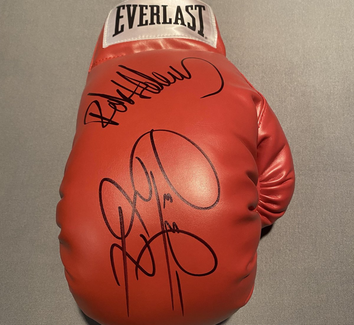 theScore's tweet image. #sponsored Retweet for your chance to WIN 2 Everlast Boxing Gloves, each autographed by Deontay Wilder and Robert Helenius! (US Only) 🥊
thesco.re/SignedBoxingGl…