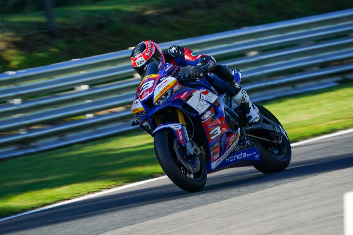 Pirelli National Superstock Championship with MotoNovo: McConnell beats Linfoot to crucial pole:
bit.ly/3CvktoG