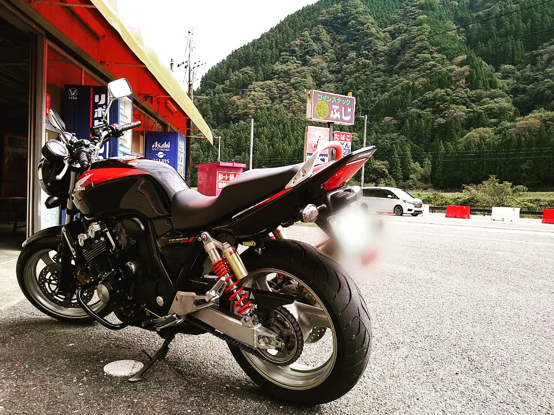 relespy's tweet photo. レトロな自販機のうどん

#バイク乗りと繋がりたい 
#バイク好きと繋がりたい 
＃cb400sf
＃無限
＃ソロツー https://t.co/sG4EUgHLbG