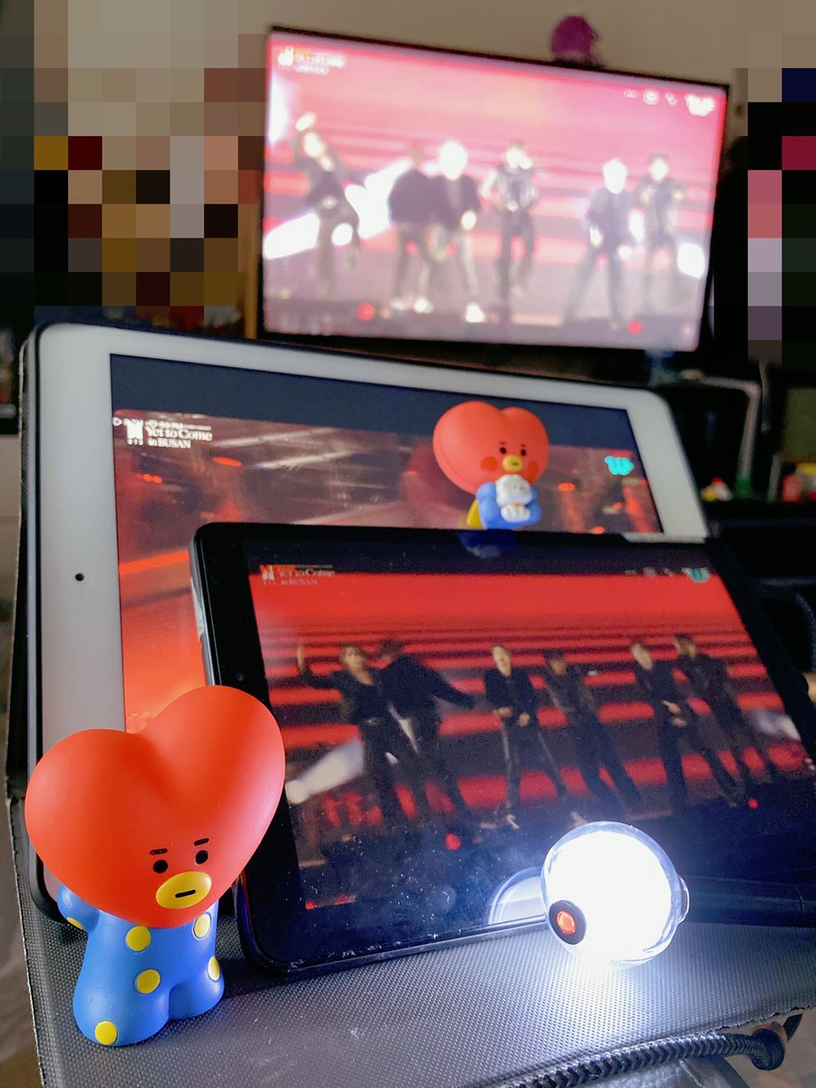 bkarrie's tweet photo. Live with Tata(s)💜
Every time I watch BTS concert is a amazing moment 💫 

#BTS_YetToCome_Weverse_LIVE #IPurpleYou https://t.co/VeopJu5YnO
