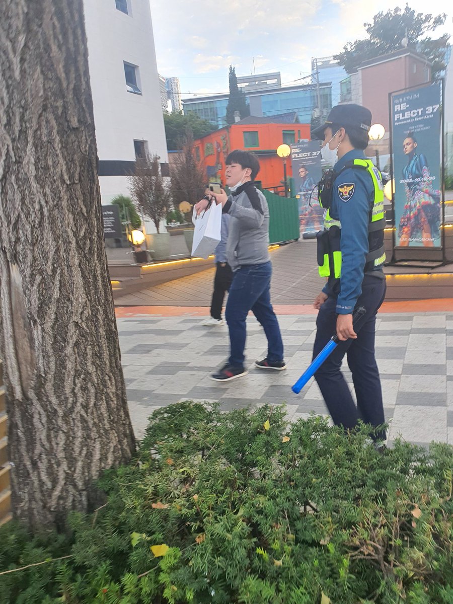 계속 시위대를 촬영하듯 카메라를 들고 욕설을 하고 있어서 제가 촬영한 사람과 같은 사람 같네요. 시위에 참여한 분들의 초상권과 공익을 위해 제보합니다.